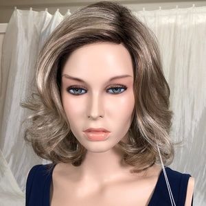 NWT Blonde Shoulder Lace Front Wavy Wig Avg Size